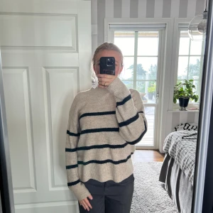 Stickad tröja hm  - Säljer nu min svart/beiga randiga stickade tröja från hm. Den är i använt skick dvs lite nopprig. Därav priset. Nypris 400kr mitt pris 75kr. Den är i storlek m och passa mig som vanligtvis har m/s 38/36☺️