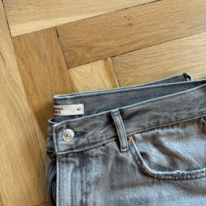Grå jeans i storlek 42 - Säljer ett par snygga grå jeans i storlek 42. Köpa i en för stor storlek för mig, brukar bära 38-40 annars. Därav pösigare på mig! Men väldigt sköna. Lågmidjade. 
