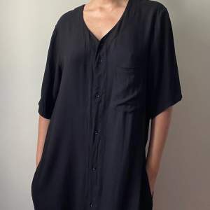 Oak Jumpsuit in Black Oversized Casual Fit, drapes like a caftan V Neck with Button Down Closure Side Pockets & 1 Back Pocket  Great Condition 100% Rayon Tagged Size 1 Best Fits XS-M