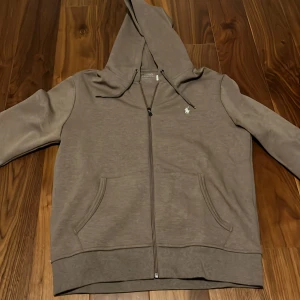 Beige ralph lauren zip hood - Helt nytt skick har använt den 2 gånger typ tar inga returer fråga innan du köper om du vill om bilder eller något annat 