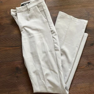 Kostymbyxor grå - Ifrån bikbok. Aldrig använda. 