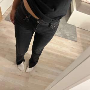 Säljer dessa jeans ifrån Zara som tyvärr inte passar mig längre💕 