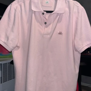 Cp Company piqé - Säljer min riktigt snygga cp Company piqé då jag har växt ur den. Köpt på johnells för 1200 och har knappt använt den. Självklart äkta!