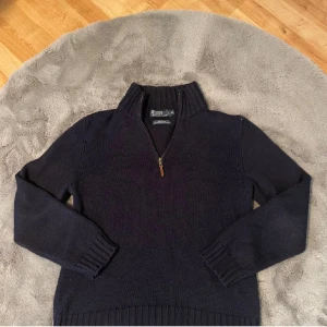Ralph Lauren Half zip - En riktigt fet Ralph lauren half zip som är riktigt snygg och skön.  Skick 8/10 men lite nopprig. Hör av dig vid frågor!!