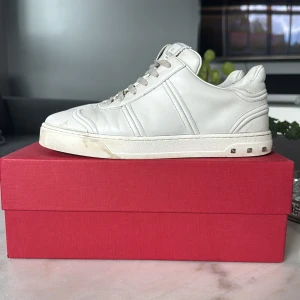 Valentino flycrew  - Valentino flycrew riktigt fett o skön sko, tyvärr tappat 2 nitar 1 på varje och en liten reva, storlek 38,5 men passar upp till 40🙌🏻