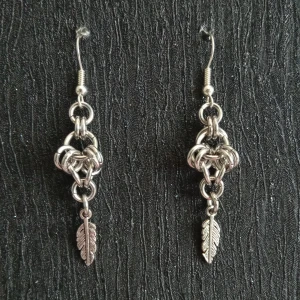 Egentillverkade örhängen  - Egentillverkade örhängen gjort med bindringar i stålfärg ( mått ca 5cm långa) Öronkroken är nickelsäker 