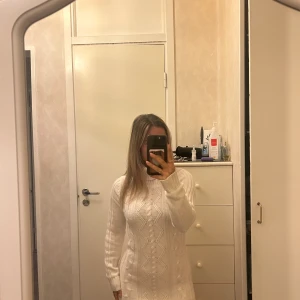 Stickad klänning  - Jättefin stickad klänning, perfekt till hösten nu. Säljer för 80kr