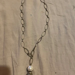 Två halsband med kristaller/pärlor - Två simpla men fina halsband, silver  Små på mig