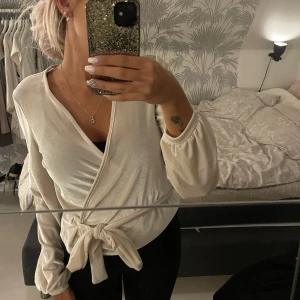 Beige urringad tröja  - Jättefin beige urringad tröja som inte kommer till användning. Storlek M men passar mig som vanligtvis bär S/XS.  Köpt på plick🙌🏼