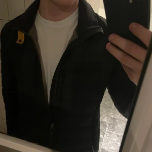 Parajumper jacka  - Tja! Säljer nu min para jumper jacka! Köpt på johnelles för 4500. Väldigt lite använd passar bra till hösten! Pris kan självklart diskuteras 9,5/skick hör gärna av er vid funderingar eller prisförslag!😆