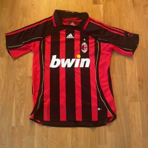 Vintage 06/07 Ac Milan tröja - En vintage Ac Milan tröja i fantastisk skick. Använd ett par gånger, annars som ny. Priset är ej hugget i sten 