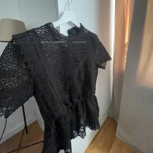 svartblus  - obs: hör av er innan en fin svart hål blus ifrån Gina tricot. blusen passar perfekt både till vardags som till fest. ett bra plagg att ha i garderoben. 😁😁💕💕 