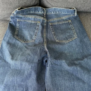 Mörk blåa Jeans  - Mörk blåa Jeans, baggy, passar mer för de som är L eller XL :) 