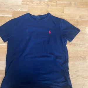 Polo Ralph lauren t-shirt - Tja! Säljer denna stilrena Ralph lauren t shirten (storlek S)till bra pris. Köpt förra året för 1300 men nu tyvvär för liten. Knappt använd. Hör gärna av dig om du har någon fråga! (Inget kvitto)