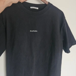 Acne studios t-shirt - Acne studios t-shirt. Unisex. Strl L. Fint skick 🥰