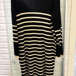 Object klänning stl XS - Mysig finstickad klänning från Object stl xs Viskose  Använd en gång 