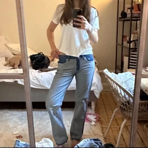 Weekday reversed jeans - Säljer dessa unika och skit snygga weekday jeans som jag använt kanske två gånger. I princip helt nya och köpta för 680kr, säljer för 450kr❤️ Pris går att diskutera vid snabb affär!!  storlek: 28/32   Längd: 32 (jag är 172)🙌