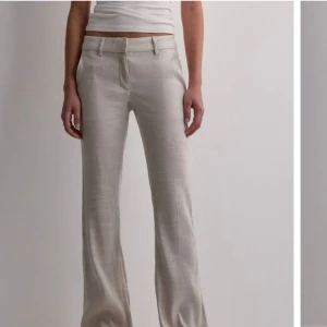 Low waist linnebyxor Nelly - Helt oanvända linnebyxor från nelly, prislapp kvar. Säljer då jag inte har någon användning för dem💘 Nypris: 499kr