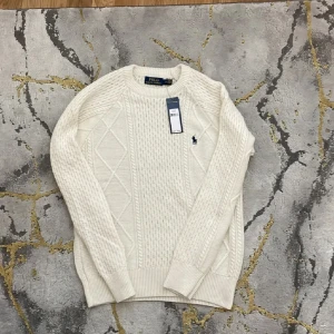 Polo Ralph Laurent Sweater - Polo Ralph Laurent sweatshirt med krämig färg, helt ny o pris börjar på 850 kr fast kan ändra vid snabb o smidig affär