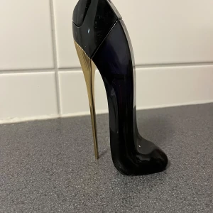 Carolina Herrera Parfym  - Säljer parfymen ”Good girl” från Carolina Herrera. Är ungefär 70% kvar av parfymen (se andra bilden).