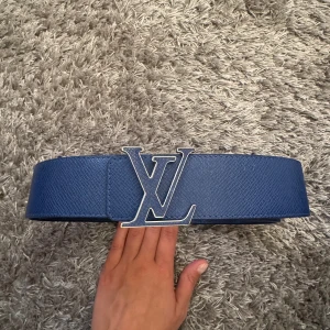 Louis Vuitton skärp - Skärp från Louis Vuitton. Går att använda båda sidor av bältet. Jättefint skick. Storlek: 90cm lång, 4cm bred. Nypris 6350 kr