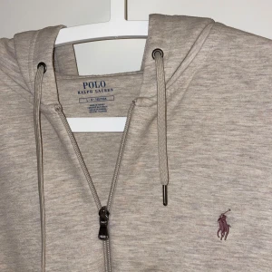 Ralph Lauren Zip - Köpt på zalando för 1700:- för 1 år sen.  Bra skick  Beige 