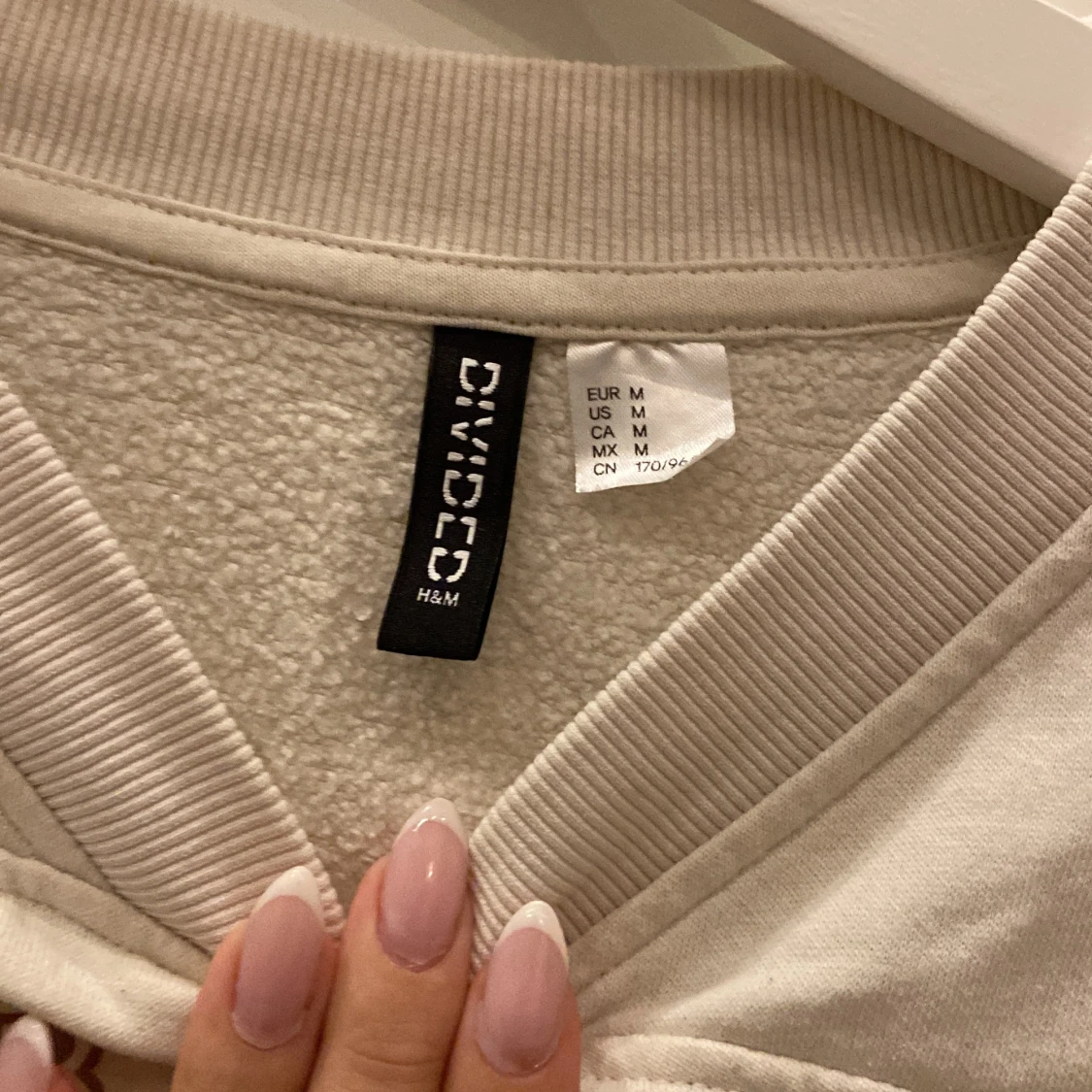 Vit sweatshirt från H&M Divided - 90