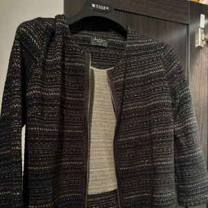 Super fin kofta  - Super fin kofta i bra skick som jag köpte second hand. Är i storlek L men sitter mera som en S/M. Funkar bra till vardags men också lite finare tillfällen.⭐️Använder inte så ofta därav säljer jag den🫶🏼🫶🏼