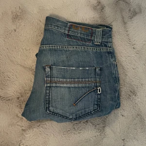 Dondup George  - Tja! Säljer nu ett par Dondup George! Skick 8/10! Storlek 32! Om du har några frågor eller funderingar är det bara att höra av dig! 