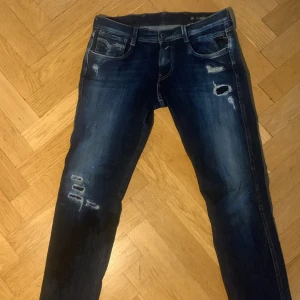 Replay anbass - Replay Jeans[]Modell-Anbass slim fit[]Bra skick bara att en lapp där inne har gått av[]Modellen är runt 170 och väger ca 55kg Pris är diskuterbart MVH
