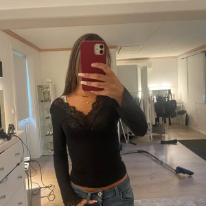 Intimissimi tröja - Den trendiga intimissimi tröjan med spets. Jätte fint skick .