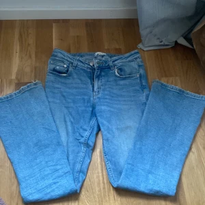 Jeans - Storlek 152 i barn storlek men passar om man är storlek 32-34. I bra skick!