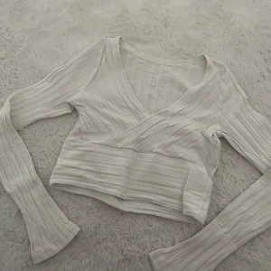 3 tröjor.  - Använd ett få tal gånger. Kommer inte till använding längre. Passar både xs och s. Alla tre för 100 kr. Svart, vitt, blå.  