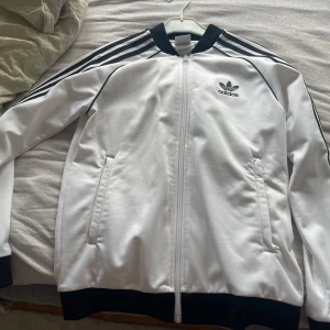 Adidas kofta - Har ett litet märke där nere, men som inte syns mycket vid användning, därav till ett billigare pris. Passar både xs och s