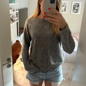 Stickad tröja  - Nyskick sitter som M🌸säljer samma i rosa 