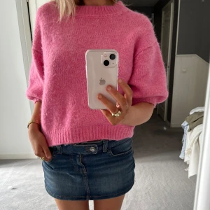 Rosa tröja  - Rosa stickad tröja med trekvartsärmar köpt från Zara. Är jätte fint skick, passar perfekt nu till hösten då den är lite varmare! 🌟