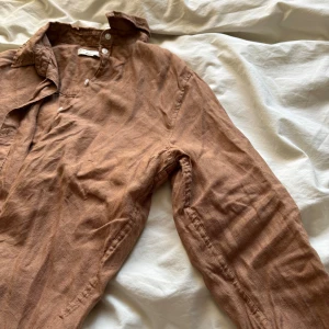 Linne skjorta  - Brun linne skjorta med luftig fit. 