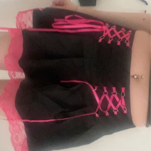 rosa o svart kjol - inte min stil längre men söt svart o rosa band på kjolen 