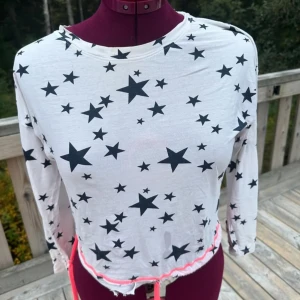 Pyjamas tröja  - Gått lite sönder på sidan vid tråden. Men allt annat är i bra skick.