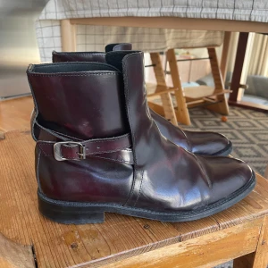 Boots, monterio ribas, stl 39 - Boots i läder, monterio ribas, stl 39, burgundy. Fint använt skick. 