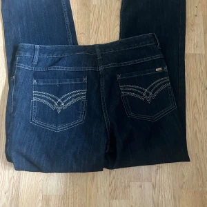 Jeans  - Jättesnygga jeans med snygg broderi på fickorna. Mindre i storleken så skulle säga 40/42 egentligen. Skriv för bilder eller frågor💓💓