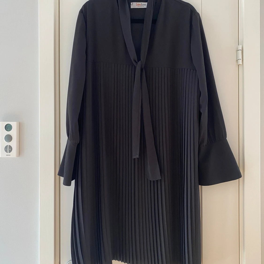 Svart plisserad klänning från Julia June i strl 42