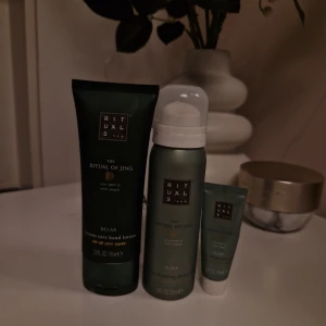Hudvårdsprodukter från Rituals - Säljer ett set med tre produkter från Rituals 'The Ritual of Jing'-kollektion. endast testade enstaka gånger. Inkluderar en handkräm, och en liten tub med handkräm, en showergel. Perfekt för en avkopplande stund med dofter som lugnar sinnet. Produkterna kommer i snygga gröna förpackningar. Säljer då de inte kommer till användning pga att jag har många rituals produkter