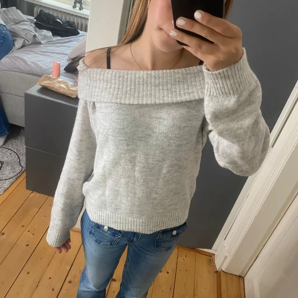 En grå Off shoulder tröja. Använd ett par fåtal gånger. Från hm o storlek 146-152 är som en xs då jag egentligen har de. Ord pris 299kr. Stickat.