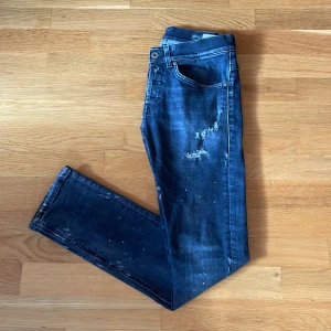 Dondup George - Dondup George i färg mörkgrå. De är i mycket bra skick. Hör av er vid funderingar