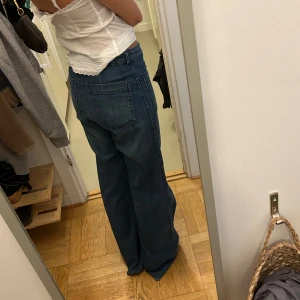 Baggy/utsvängda jeans - Så sjukt najs utsvängda jeans som sitter baggy på💗med coola fickor i fram🫶