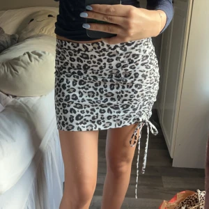 Leopardmönstrad kjol - Super fin kjol med leopard mönster!! Är från ginatricot men säljs inte längre 💞💞passar mig som har XS/S