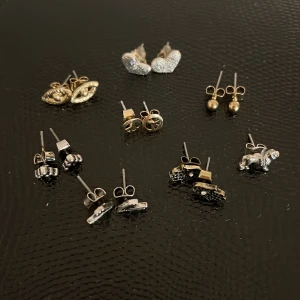 Olika örhängen  - Flera olika örhängen! Det finns ett örhänge som saknar par :((  15kr styck, säljer endast via Plick så är du intresserad av ett eller flera par så kan du skriva till mig så fixar jag en enskild annons<33 Alla för 80kr