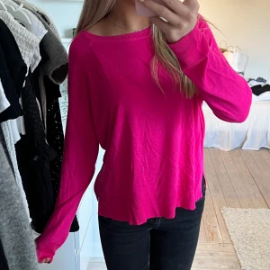 Rosa tunn stickad tröja - Köpt från Zara för ca 200 kr. Knappt använd och väldigt bra skick. Tunn stickad tröja med små slitsar längs nere vid midjan.