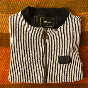 Randig Zip Tröja / Sweater - Storlek L, passar S och M  Skick 7/10  Mycket fin tröja med dragkedja, passformen är inte ”Large” utan mer mot ”Small” 